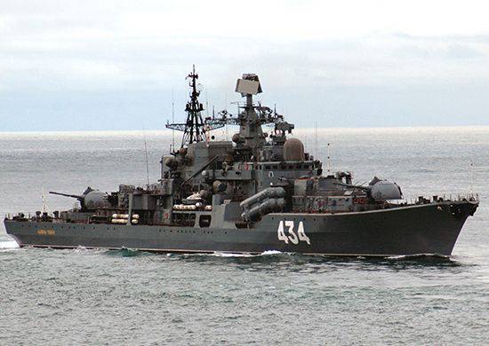 O destruidor da Federação Russa, almirante Ushakov, faz manobras no mar de Barents