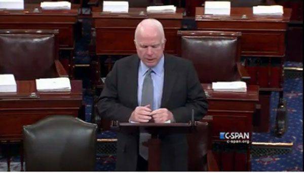 McCain dijo que "la incapacidad de Estados Unidos para proporcionar a Ucrania un vergonzoso jefe de la historia estadounidense"