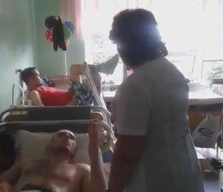 "Правосеки" требуют уволить врача Днепропетровской клинической больницы Марину Самсонову, заявившую о необходимости снять чёрно-красное знамя "ПС" со стены больничной палаты