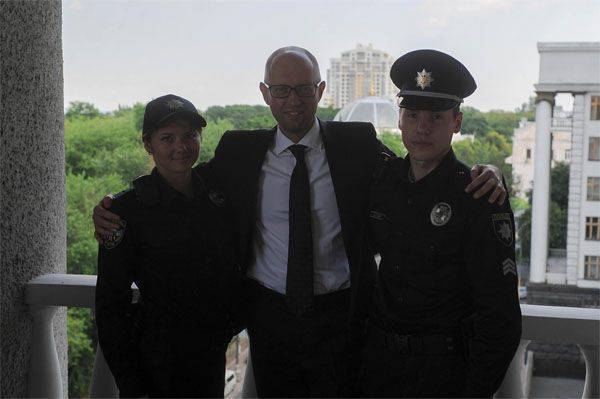 Представители бизнеса обрушились на украинского премьера с резкой критикой, а рядовые граждане Украины призвали милицию надеть на Яценюка "браслеты"