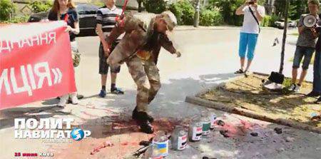 Перед зданием посольства США в Киеве прошла "кровавая" акция протеста