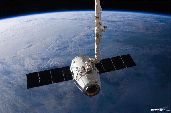 Accident avec la fusée américaine Falcon, qui a amené le camion spatial Dragon à accoster avec l'ISS