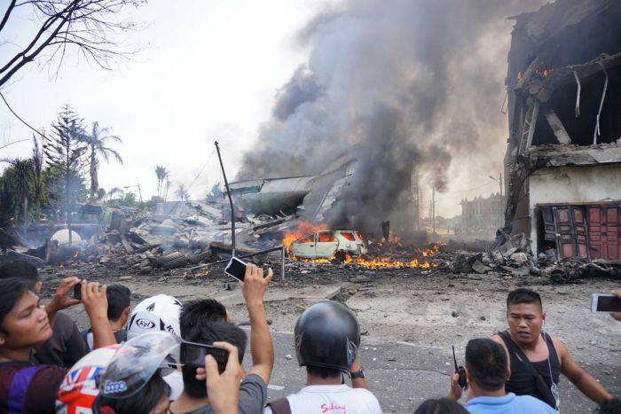 هواپیمای ترابری نظامی نیروی هوایی اندونزی در یک منطقه مسکونی سقوط کرد
