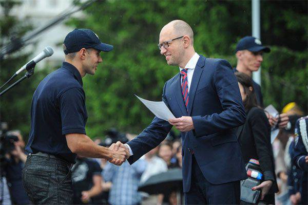 Яценюк распорядился штрафовать российские суда, заходящие в "украинские" порты, и посетил "полицейскую академию"