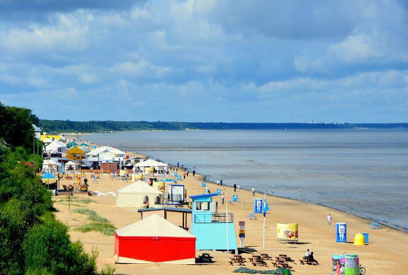 라트비아 인은 어린이 해변을 강타하면서 "러시아는 그 곳이 아니다"