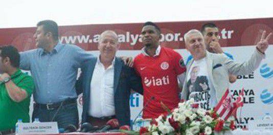 Cônsul Honorário da Ucrânia andou por Antalya em uma camiseta com a imagem de Vladimir Putin