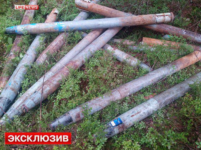 Cartuchos do "Grad" empilhados em uma pilha encontrada na região de Moscou