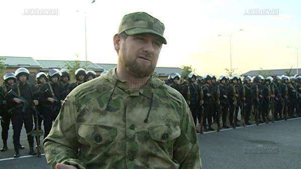 체첸의 수반은 공화국의 특수 부대를 수사했다.