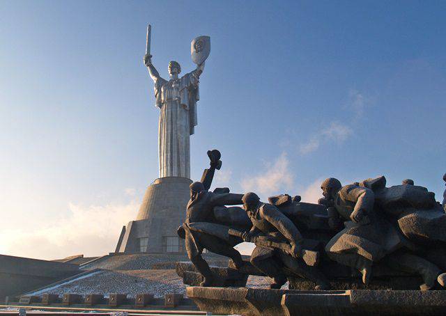 در کیف، آنها تصمیم گرفتند نام موزه ملی تاریخ جنگ بزرگ میهنی و نمایشگاه های فردی آن را تغییر دهند.