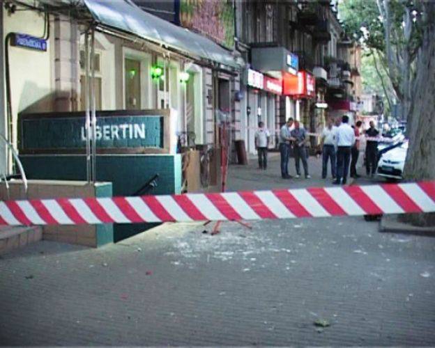 En Odessa, en la puerta del bar, explotó una granada.