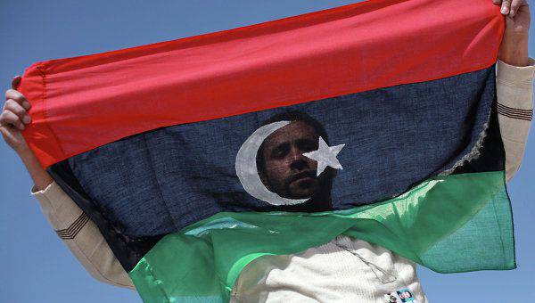 리비아 항공은 Benghazi 항구 근처에서 함선을 가라 앉혔다.