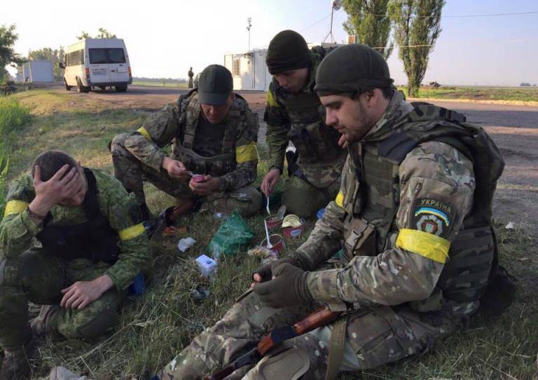 Ekipmanın geri çekildiği gün, APU birimi milisleri Marinka'dan uzaklaştırmaya çalıştı