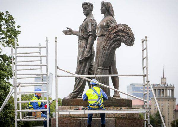 В Вильнюсе на Зелёном мосту демонтировали скульптуры, "олицетворявшие советскую оккупацию"