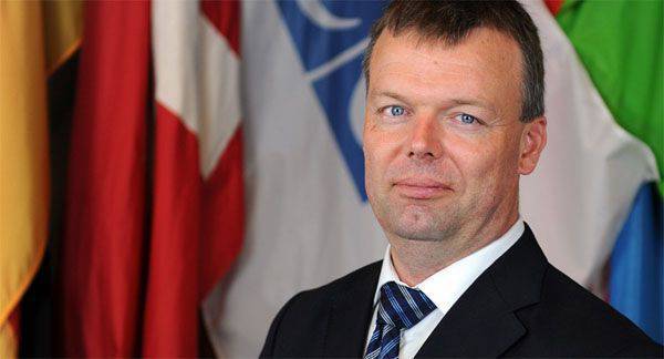 Hipocresía de la OSCE SMM. La retirada de equipo pesado por parte de los ejércitos de la DPR y la LPR fue llamada por el jefe de la misión de la OSCE en Ucrania "desplazamiento intensificado"