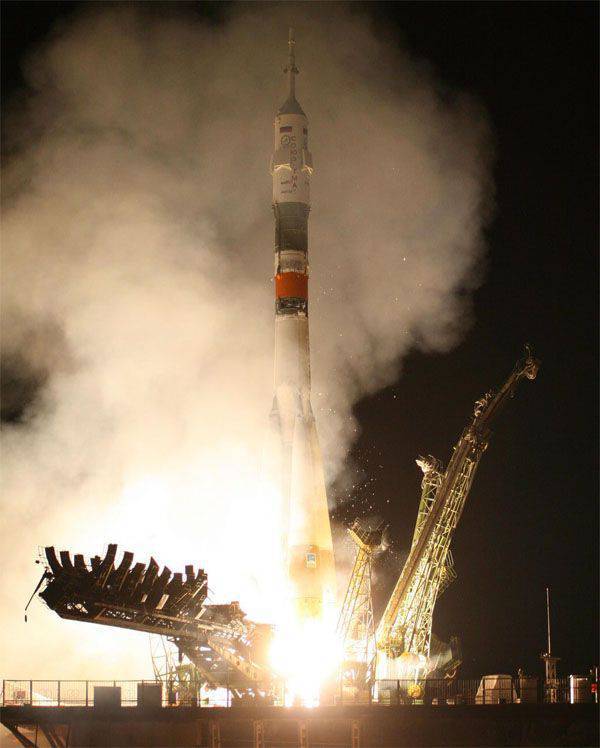 ISS ile başarılı bir şekilde yerleştirilmiş "Soyuz TMA-17M"