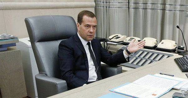 Dmitry Medvedevは、ウクライナの存在の問題はキエフと南東の妥協にかかっていると述べた