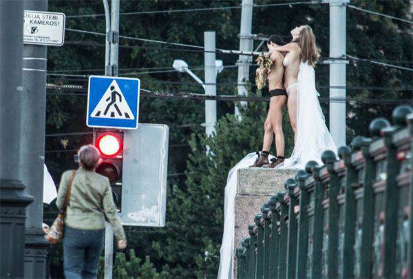 Places of Soviet sculptures on Vilnius’s Green Bridge were occupied by freaks and naked local women