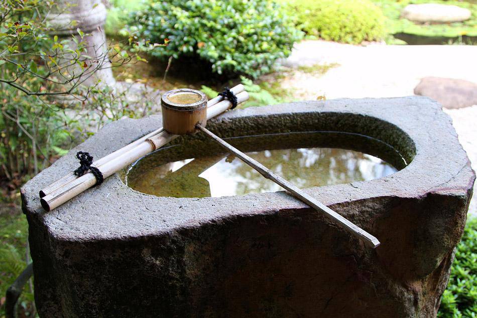 Чайная церемония в японском саду. Японская каменная чаша цукубай. Цукубай в японском саду. Колодец в японском стиле. Китайский колодец.