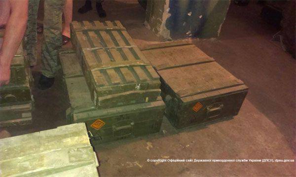 एक और यूक्रेनी परियों की कहानी: "रूसी सशस्त्र बलों का एक प्रमुख गोला-बारूद के साथ एक ट्रक को एस्कॉर्ट करते हुए" बेरेज़ोवो (डोनेट्स्क क्षेत्र) में एक चौकी पर हिरासत में लिया गया था।