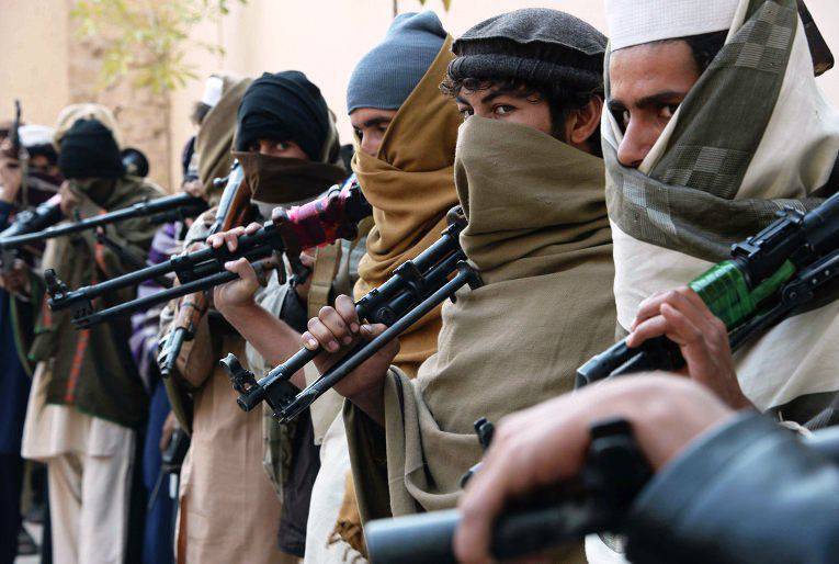 Afgan ordusunun Taliban'a devasa geçişi