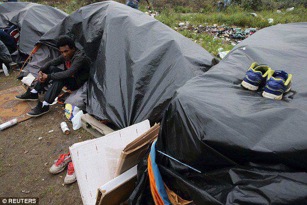2'ten fazla binlerce Afrikalı yasadışı Eurotunnel'den İngiltere'ye sızmaya çalıştı