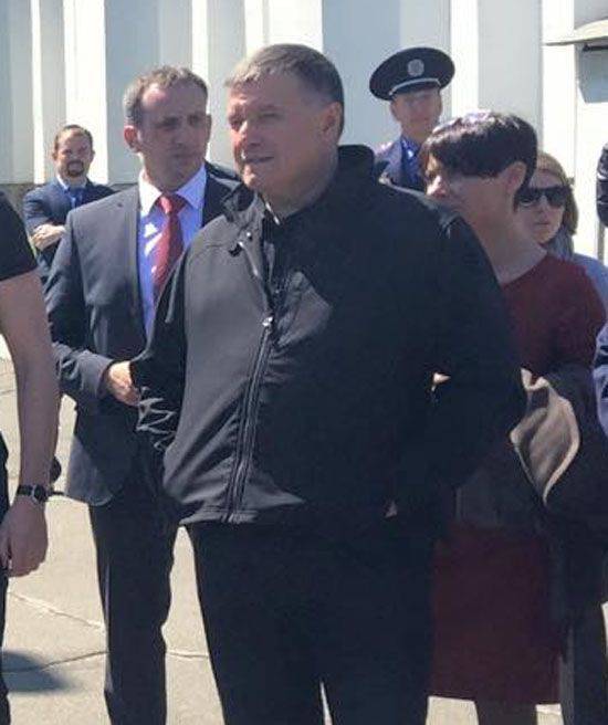 Milagros de la "secuencia" ucraniana: Avakov dijo que debería abandonar inmediatamente el borrador y transferir el ejército a un contrato