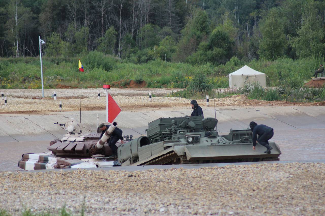 Танк утонул. Утопили танк 2015 год. Танк утонувший в Медыни. 22220 Утопили танк. Ингулец утопленная танки.