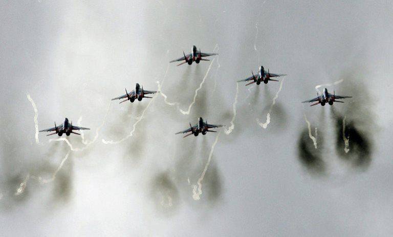 Rus MiG-29 Erivan'da hava gösterisi