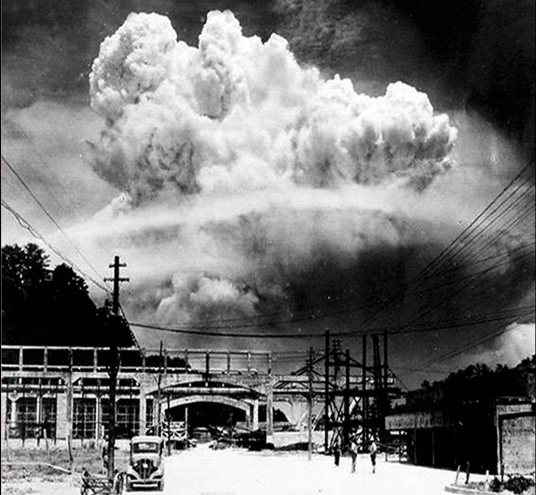 Когда сбросили бомбу на японию. Бомбардировка Хиросимы и Нагасаки 1945. Хиросима Нагасаки ядерный взрыв. Взрыв Хиросима и Нагасаки.