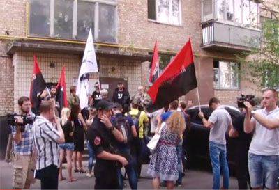 Вместо таблички в память об Олесе Бузине правосеки прикрепили доску с портретами лиц, подозреваемых в его убийстве