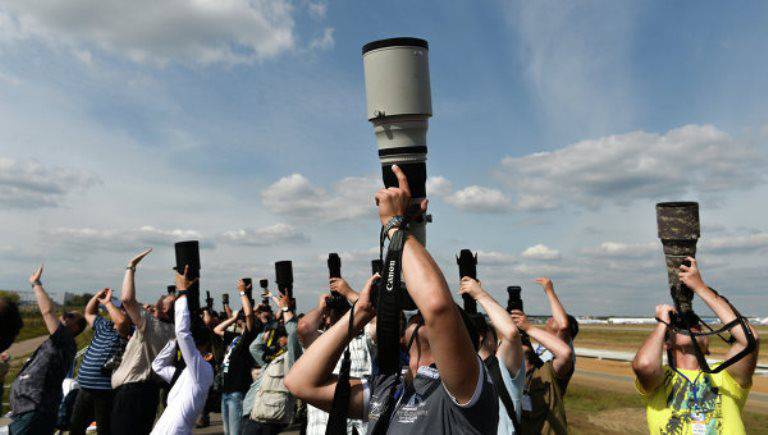 Le MAX-2015 présente un drone jetable "Eye"