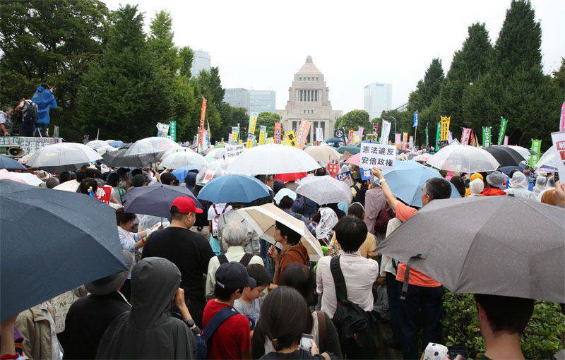 120 만 명이 넘는 일본인이 외국의 특수 작전에서 자위대의 사용을 승인하는 법안에 항의했습니다.