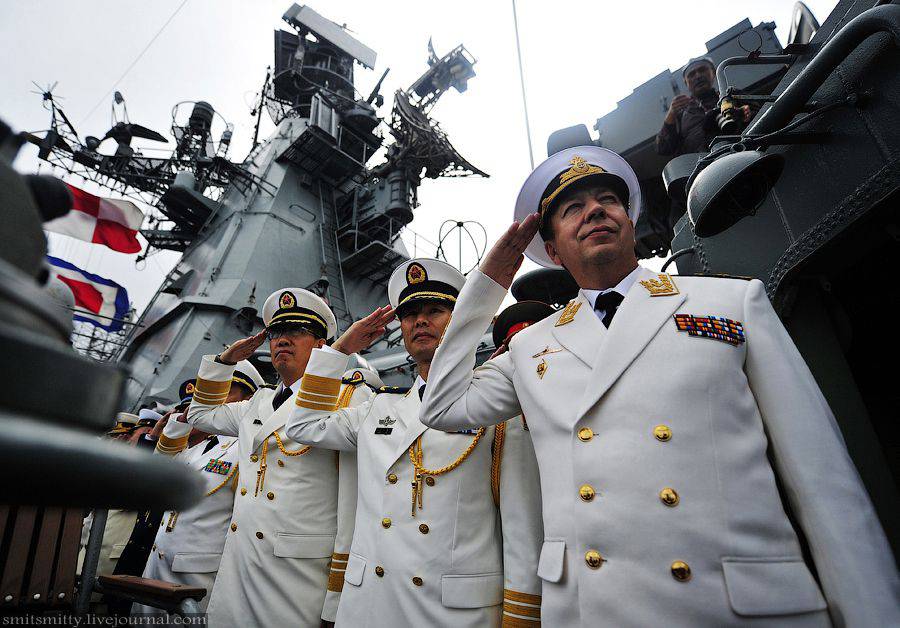 Офицер на корабле. 331 ВМФ НОАК. Китайские военные моряки. Форма ВМФ Китая. Моряки на учениях.