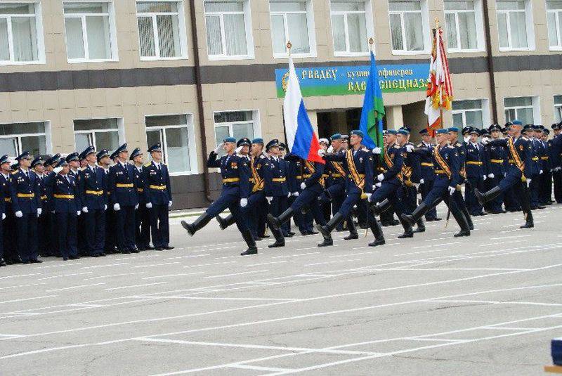 Vladimir Chamanov a ordonné aux cadets et aux enseignants de l'école aéroportée de Ryazan (RVDKU) de parler une langue étrangère un jour par semaine