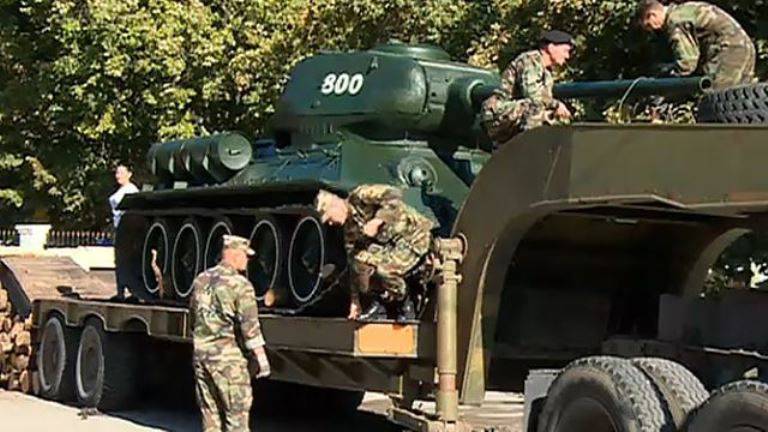 Monument to tank T-34 dismantled by order of the Minister of Defense in Moldova