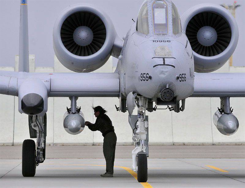 Aereo d'attacco americano A-10 Thunderbolt II assume la base aerea estone Emari