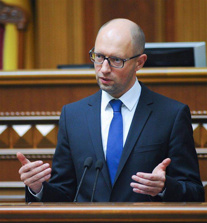 Yatsenyuk: "O exército ucraniano parou o exército da Rússia e defendeu as fronteiras da União Europeia"