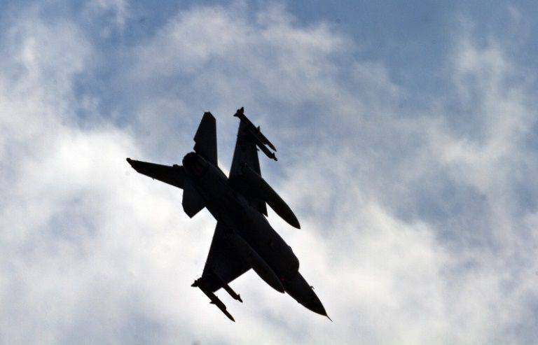 Avión turco golpeó las formaciones kurdas en el norte de Irak