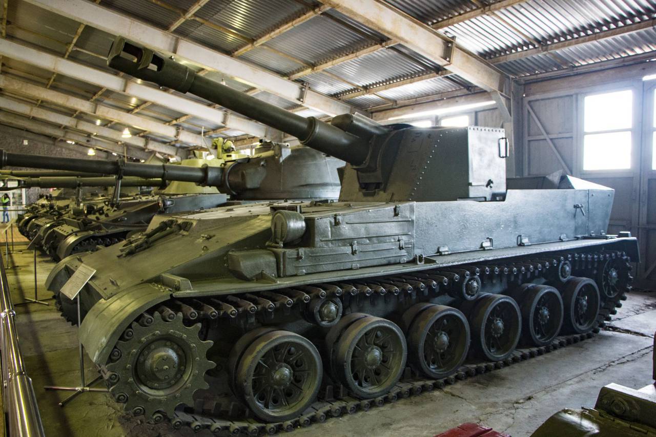 Ису предмет. Танковый музей Кубинка ИСУ 152. Бронетанковый музей в Кубинке. Музей в Кубинке танки. Кубинка музей военной техники.