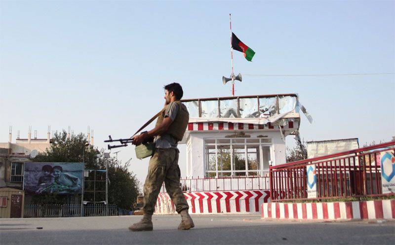 Militer Afghan mateni salah sawijining pimpinan gerakan Taliban lan 14 militan liyane sajrone operasi khusus ing sisih kulon negara kasebut.