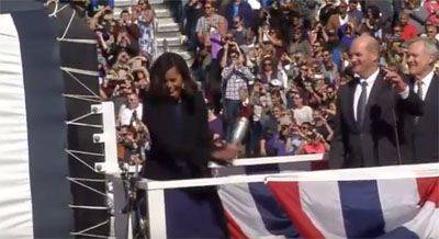 Американские военные моряки встревожены дальнейшей судьбой субмарины "Иллинойс" после трёх попыток Мишель Обамы разбить бутылку шампанского