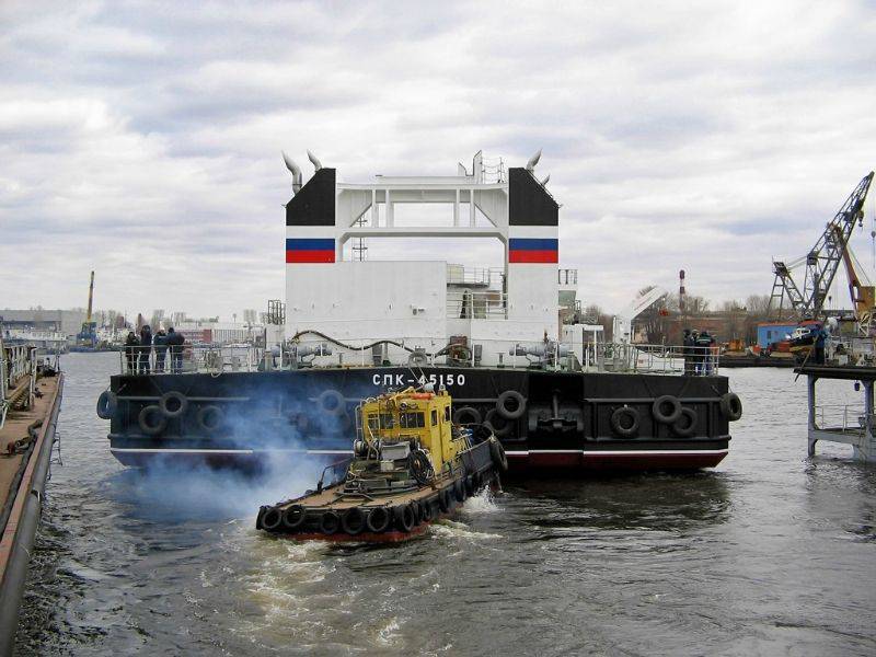 Um novo guindaste flutuante chegou a Kamchatka para atender os submarinos do projeto Borey