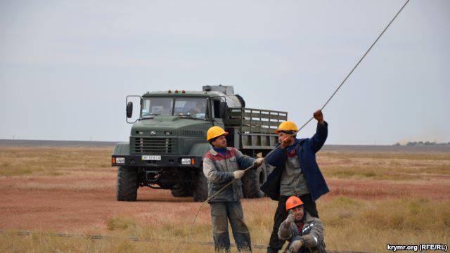 ヘルソン地域では、破損したパイロンがクリミア半島に電力を供給しています