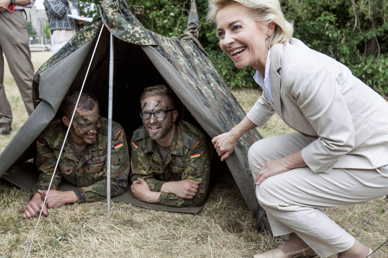 Женщина нато. Министр обороны трансгендер в Германии. Трансгендер НАТО министр обороны. Армия Бундесвера ФРГ. Министр обороны Бундесвера.