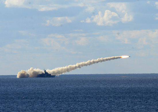 Au large des côtes de la Crimée, des tirs de missiles en mer ont été effectués par des navires et des unités côtières de la flotte de la mer Noire