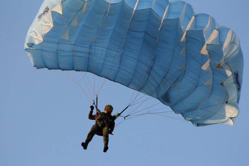 Sous Samara, les forces spéciales ont effectué le débarquement depuis les hauteurs extrêmes de l'entraînement en parachute