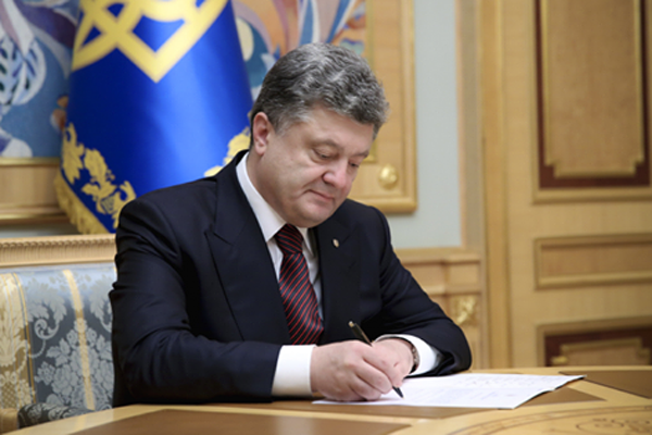 포로 첸코 (Poroshenko)는 외국 시민과 무국적자가 우크라이나 보안군에 복무 할 수 있도록 허용했다.