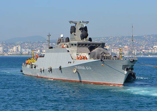 De Novorossiysk à base de Sevastopol da frota do Mar Negro chegaram os mais recentes pequenos navios de mísseis "Serpukhov" e "Green Dol"