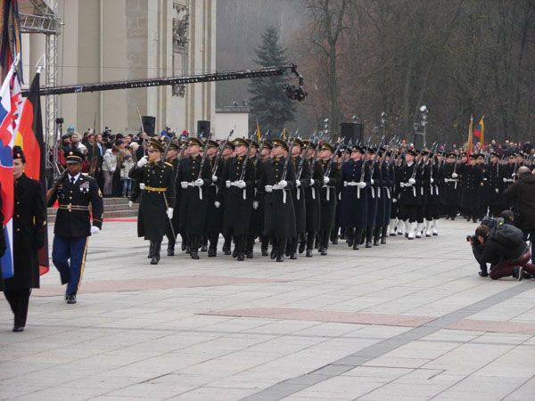 In Lituania, i suoni dell'orchestra militare britannica hanno celebrato il giorno delle forze armate lituane