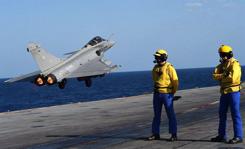 מטוסים צרפתיים, שהמריאו מנושאת המטוסים שארל דה גול, פתחו במתקפות ראשונות נגד חמושים של דאעש